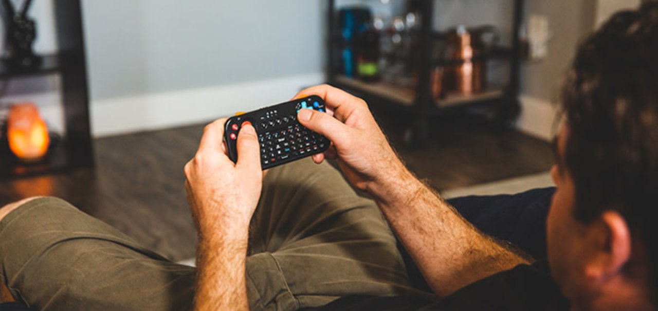 Aparelho combina teclado, mouse e gamepad para celular e TV em um só lugar