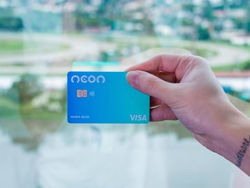 Neon lança cartão contactless para débito e crédito