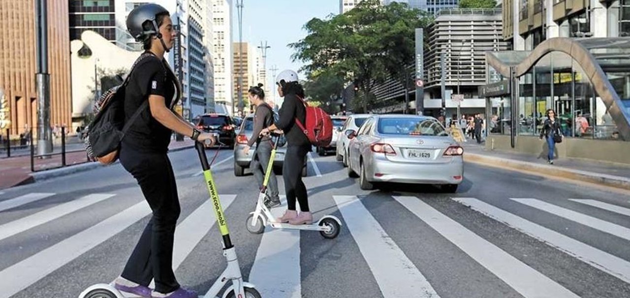 Youtuber britânica morre após acidente com patinete elétrico 