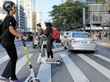 Youtuber britânica morre após acidente com patinete elétrico 
