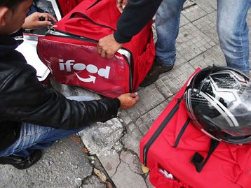 Loggi e iFood firmam acordo para evitar acidentes com entregadores