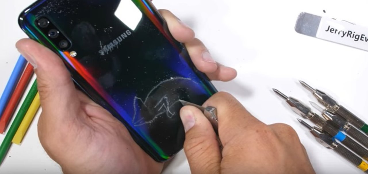 Samsung Galaxy A50 surpreende em teste de 'tortura' e resistência [vídeo]