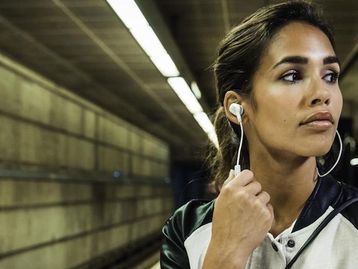 Os 5 melhores fones Bluetooth baratos da JBL para você comprar no Brasil
