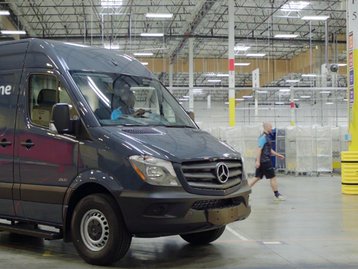 Amazon encomenda 100 mil vans elétricas da Rivian para entregas