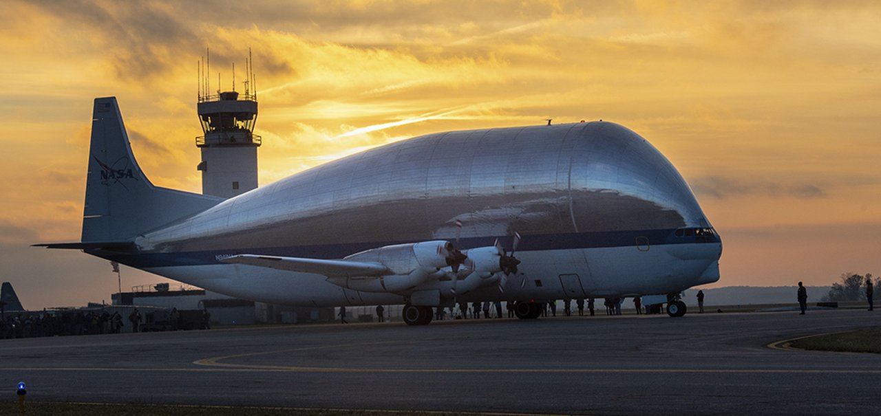 Avião ‘barrigudo’ da NASA leva cápsula Orion para testes nos EUA