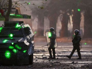 Da ficção para as ruas: manifestantes usam 'armas laser' contra polícia