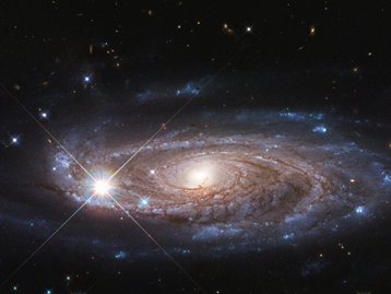 Hubble captura imagem de uma das maiores galáxias já descobertas
