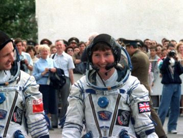 Aliens existem e podem estar aqui, diz ex-astronauta britânica