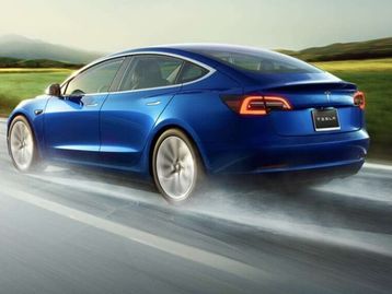 Elon Musk confirma: Tesla terá opção de conversar com pedestres