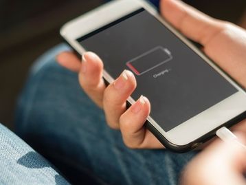 Políticos europeus querem padronizar uma só entrada em smartphones