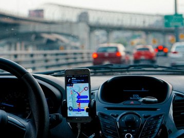 Uber e 99 poderão pagar multa, caso motorista cancele corrida