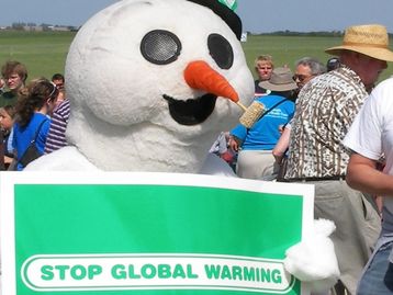 YouTube nega que espalha conteúdos que negam mudanças climáticas