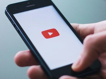 YouTube garante: vai banir deepfakes políticos e canais com desinformação