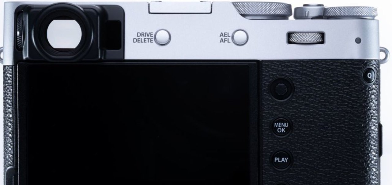 Fujifilm lança câmera X100V com tela inclinável e design retrô