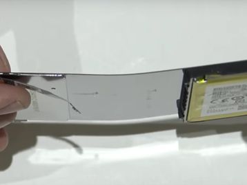 Moto Razr é desmontado em teste e revela interior complexo; assista