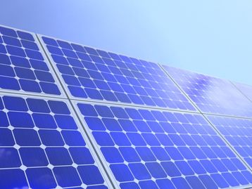 Painel solar “reverso” gera energia mesmo à noite