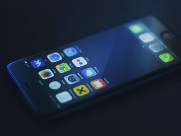 Apple é multada em €25 milhões por deixar iPhones antigos mais lentos
