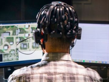 Gamers vão ensinar IA a pilotar enxames de drones militares