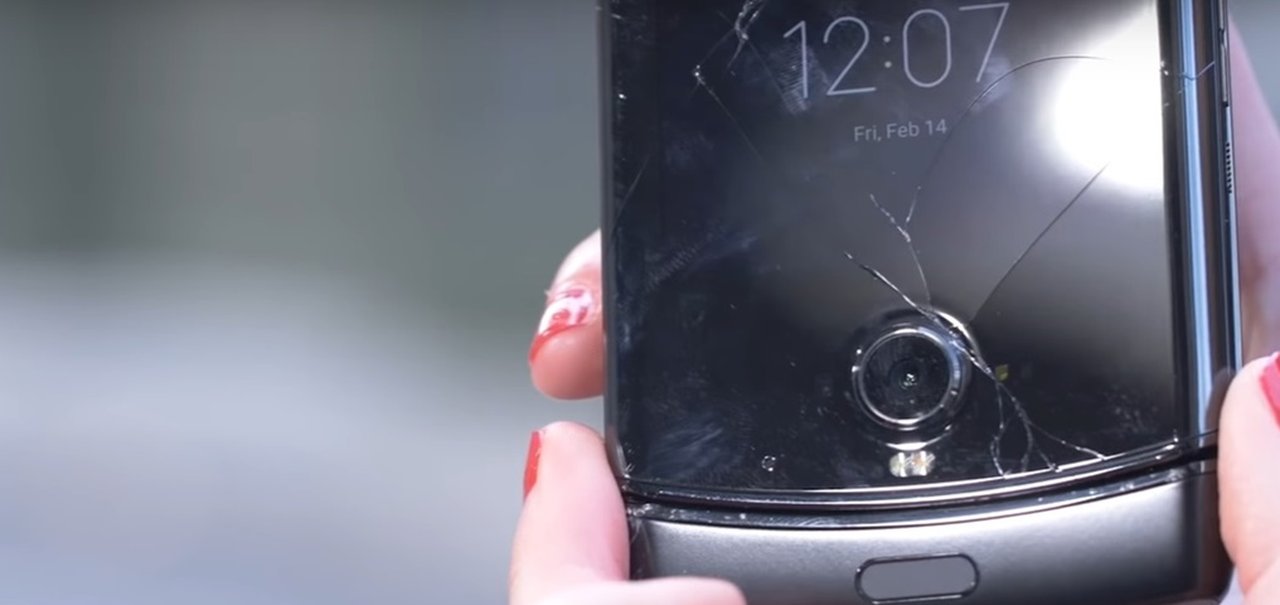 Galaxy Z Flip e Moto Razr são torturados em vídeo; qual é mais resistente?