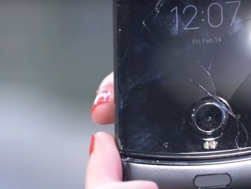Galaxy Z Flip e Moto Razr são torturados em vídeo; qual é mais resistente?