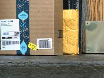 Pacote da Amazon prende mulher dentro da própria casa