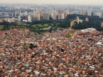 Favela cria operadora de celular exclusiva para atender moradores