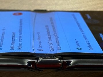 Motorola diz confiar na tela do Razr após suposto descolamento