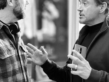 Robert Downey Jr. é visto segurando um OnePlus 8 Pro