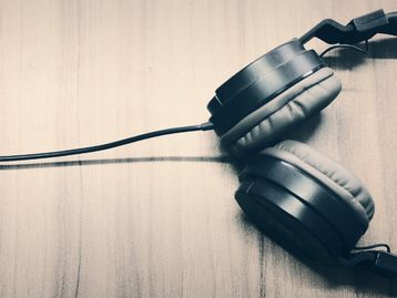 Terça tech com fones de ouvido em promoção
