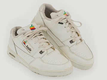 Tênis vintage da Apple é arrematado por US$ 16,4 mil em leilão