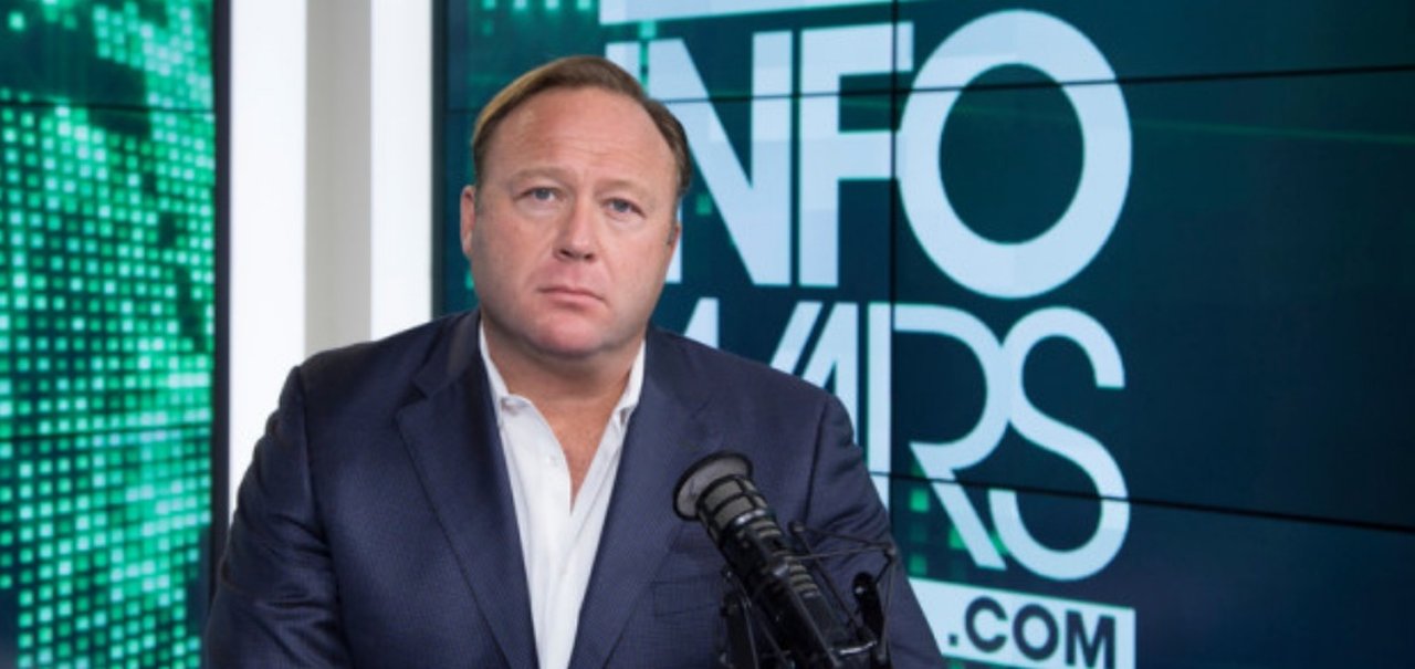 Google baniu o app Infowars por notícias falsas sobre a covid-19