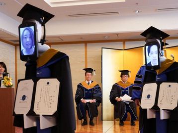 Robôs representam jovens em quarentena durante formatura no Japão