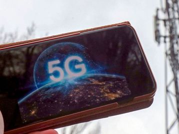 Britânicos queimam torres do 5G e agridem engenheiros