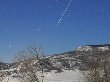 Espetáculo noturno: chuva de meteoros Eta Aquáridas explode no céu