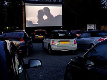 Cinemas drive-in se tornam tendência pelo mundo durante pandemia