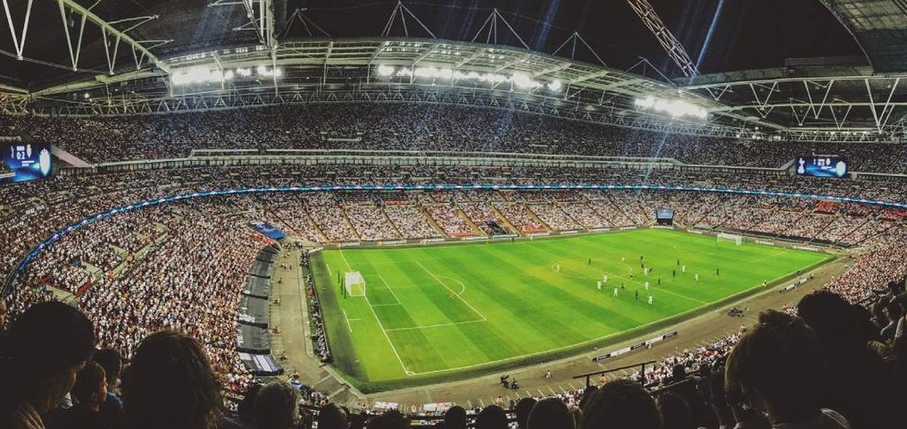 Torcer no estádio? Só depois da criação de vacina, aponta estudo