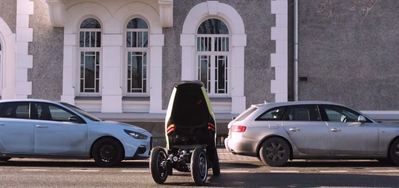 Elétrico 'meio carro, meio moto' consegue costurar o trânsito [vídeo]