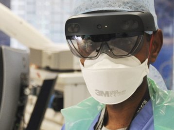 Médicos usam Microsoft HoloLens para reduzir contágio da covid-19
