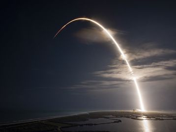 SpaceX e NASA lançam astronautas ao espaço com sucesso