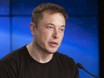 Elon Musk se emociona com o 1º lançamento tripulado da SpaceX
