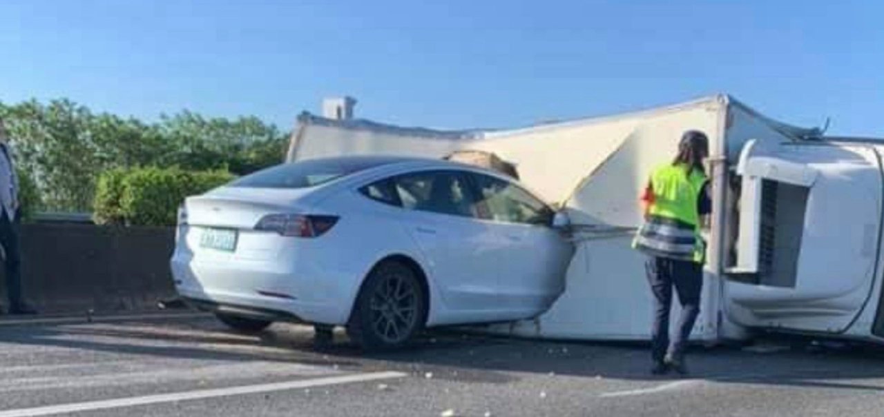 Autopilot da Tesla faz Model 3 bater em caminhão capotado [vídeo]