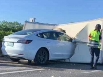 Autopilot da Tesla faz Model 3 bater em caminhão capotado [vídeo]