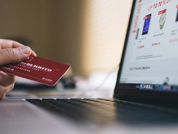 Twitter brinca de “comprar MacBook” com cartão de Bolsonaro