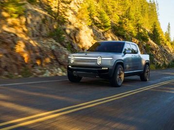 Rivian contrata pessoal da Tesla para criar sua rede de carregadores