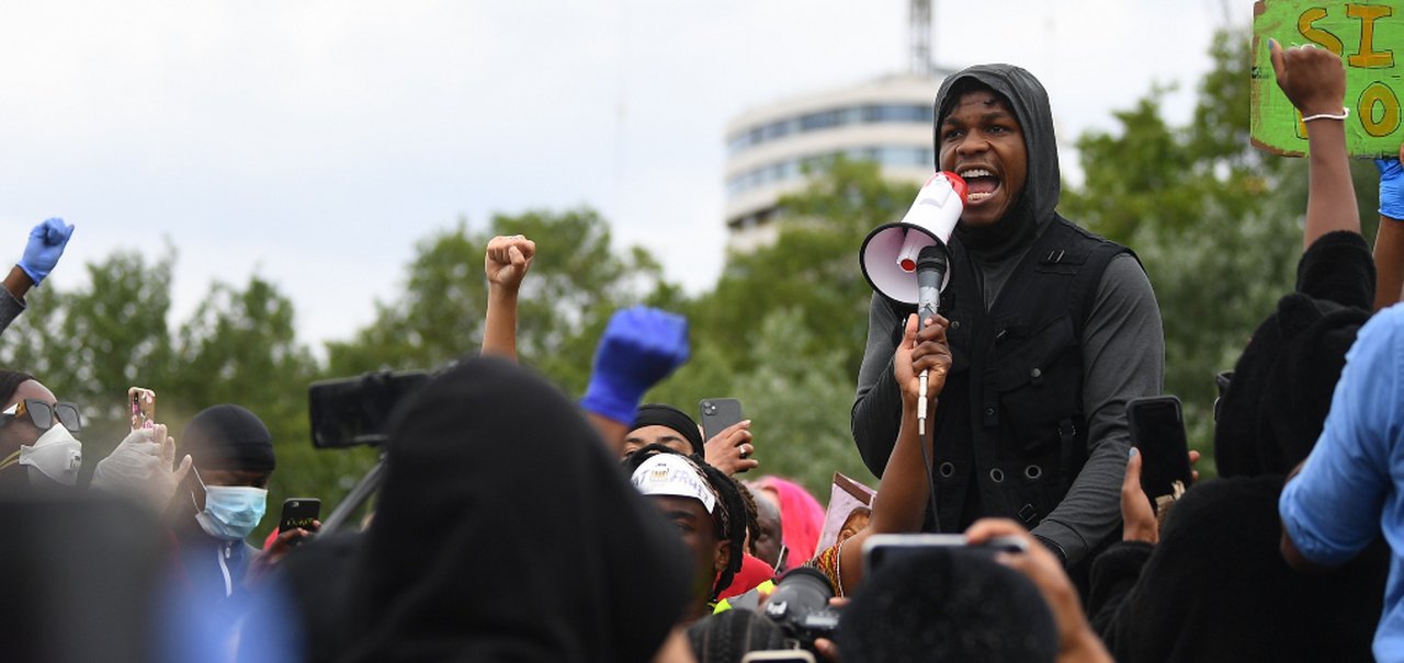 John Boyega faz emocionante discurso contra racismo em protesto