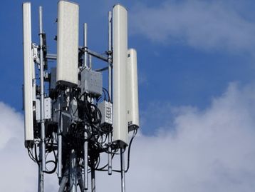 Homem pega 3 anos de prisão por incendiar torre de 5G no Reino Unido