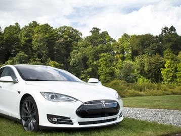  Tesla se torna a montadora mais valiosa do mundo