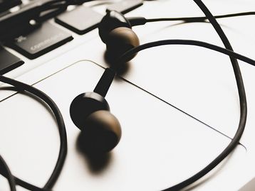 Fone de ouvido com fio vale a pena? Veja opções bem avaliadas