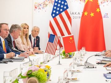 Trump usou Huawei para buscar reeleição com ajuda da China, diz livro
