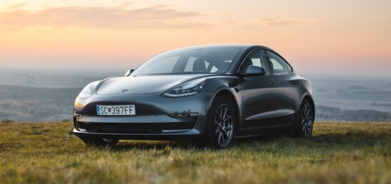 Tesla Model 3 acelera sozinho, bate e pega fogo na China